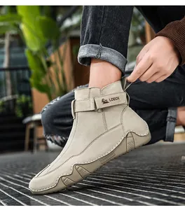 Dettaglio di stivaletti scamosciati beige con cinturini in velcro e suola in gomma resistente