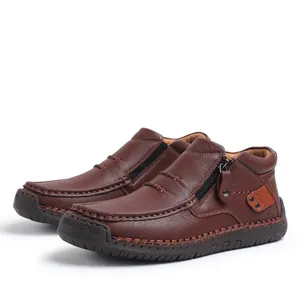Vista detallada de zapatos casuales de cuero marrón con cremallera y costuras a mano
