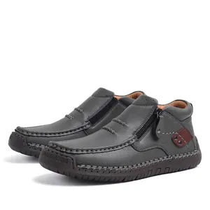 Detalle lateral de zapatos de cuero gris para hombre con costura manual y cremallera metal