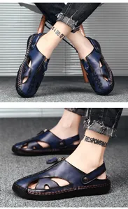 Detalle de sandalias de hombre de cuero azul oscuro con cremallera y costuras marrones