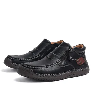 Detalle de bota de cuero granulado negro con cremallera lateral y costuras artesanales