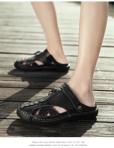 Primer plano de sandalias de cuero negro para hombre con cremallera y suela de goma gruesa