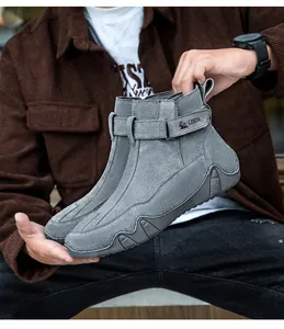 Dettaglio stivale in camoscio grigio con fibbia decorativa e suola a onde