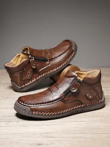 Detalle de zapato de cuero marrón con cremallera lateral metálica y costuras artesanales