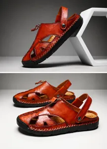 Detalle de sandalias de cuero marrón para hombre con cremallera y suela de goma