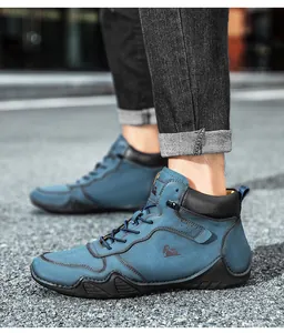 Vue de rue extérieure de bottines en cuir mat bleu avec semelle en caoutchouc et logo