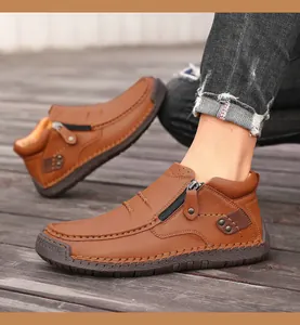 Detalle de zapatos casuales de cuero marrón con cremallera lateral y costuras a mano