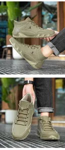 Détail rapproché de bottines en cuir vert olive avec coutures blanches et logo