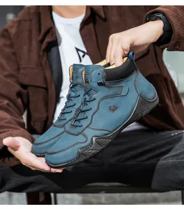 Détail de bottes en cuir nubuck bleu-gris avec logo mouton et semelle en caoutchouc