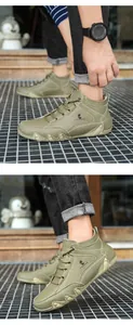 Gros plan de bottines montantes vert olive avec coutures contrastées et semelles en caoutchouc