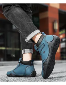 Détail de bottines d'extérieur pour hommes en nubuck bleu avec semelle en caoutchouc
