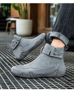 Dettaglio stivali LDECK in pelle scamosciata grigia con fibbia e suola antiscivolo