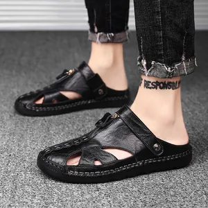 Heren zwarte leren sandalen met een opengewerkt ontwerp en stijlvolle gouden ritsdetails