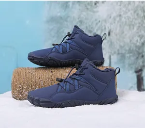 Detailansicht wasserabweisender Winterstiefel mit warmem Kunstfellfutter und Anti-Rutsch-Sohle