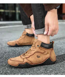 Gros plan de bottines en daim marron pour hommes avec semelles antidérapantes