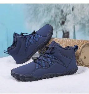 Details des wasserdichten blauen Schneestiefels mit Plüschfutter und Kordelzug