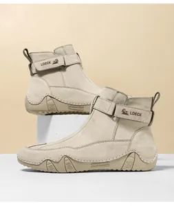 Dettaglio degli stivaletti in camoscio kaki con cinturino LDECK e suola in gomma
