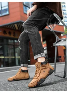 Vue détaillée des bottines homme en nubuck marron avec logo chèvre et semelle antidérapante