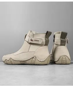 Dettaglio stivali in pelle beige con suole in gomma antiscivolo e zip laterale