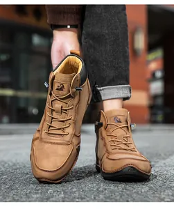 Détail de bottines décontractées en daim beige avec logo embossé et cordon de serrage