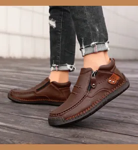 Detalle de bota de cuero marrón con cremallera lateral y costuras a mano para zapato casual