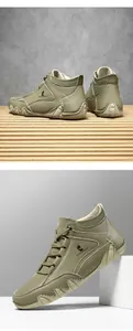 Détails de bottines en cuir à tige haute avec surpiqûres blanches et logo renard