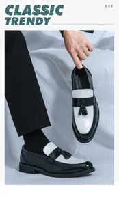 Détail de mocassins en cuir noir et blanc avec glands et semelle épaisse sur mannequin