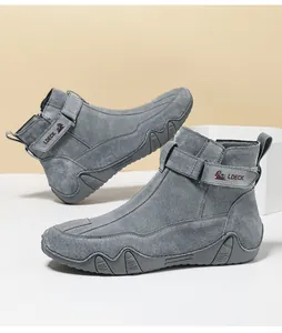Dettaglio di stivali in pelle scamosciata grigio fumo con cinturini in velcro e suole ondulate