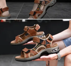 Dettaglio del sandalo outdoor da uomo in pelle con cinturini regolabili e suola ammortizzata