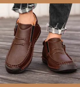 Detalle de zapatos casuales de cuero marrón con costura artesanal y cremallera lateral