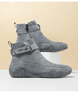Dettaglio stivali Martin in pelle grigia con zip in metallo e cinturino LDECK