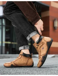 Gros plan de bottines décontractées en cuir marron avec coutures vintage et semelle gomme