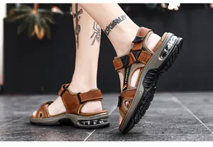 Dettagli di sandali outdoor da uomo in pelle con suola a cuscinetto e cinturini velcro