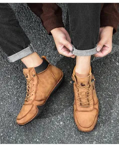 Vue de dessus de bottines décontractées en cuir marron rétro avec logo de chèvre