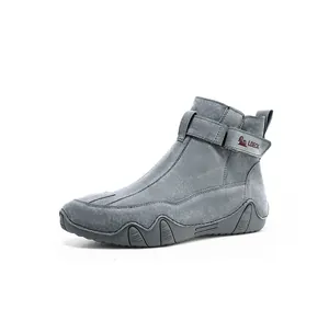Dettaglio dello stivale grigio LDECK con cinturino in velcro e suola a onde antiscivolo
