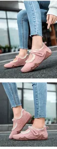 Detalle de zapatos de invierno en ante rosa con forro de piel blanca y cierre de velcro