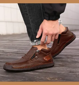 Detalle de zapatos casuales de cuero marrón con costura artesanal y cierre de cremallera