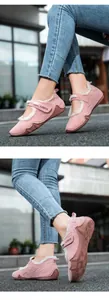 Detalle de zapatos Mary Jane de invierno rosa con forro de felpa y velcro