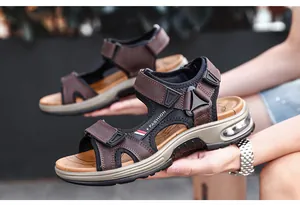 Dettaglio sandalo outdoor uomo marrone con ammortizzazione ad aria e chiusura velcro