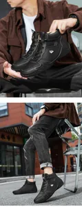 Détails de bottines en cuir noir avec broderie blanche et semelle en caoutchouc