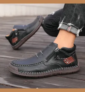 Detalle de bota de cuero para hombre con cremallera lateral, textura de grano y costuras