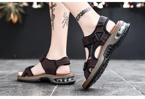 Dettaglio dei sandali outdoor in pelle con suola ammortizzata e cinturino velcro