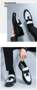 Détails de mocassins à glands noirs et blancs pour hommes avec semelles épaisses