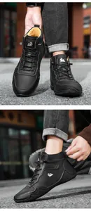 Détail de bottines à lacets noires pour hommes avec logo et semelle en caoutchouc antidérapante