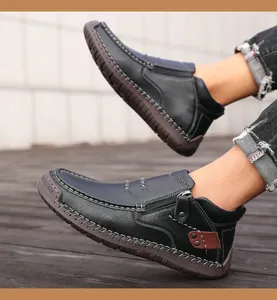 Detalle de bota de cuero negro para hombre con cremallera metálica y suela de caucho
