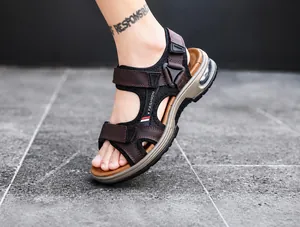 Dettaglio di sandali sportivi in pelle da uomo con unità d'aria e cinturini in velcro