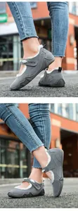 Detalle de zapatos grises de invierno con forro polar cálido y cierre de velcro ajustable