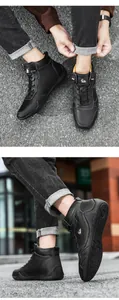 Détail de bottines décontractées en cuir noir avec semelles antidérapantes et logo