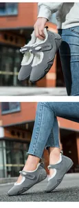 Detalle de zapatos de invierno grises para mujer con forro de piel y cierre de velcro