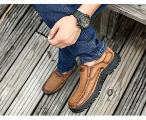 Détail des coutures fait main et des aérations latérales sur chaussures de marche en cuir brun